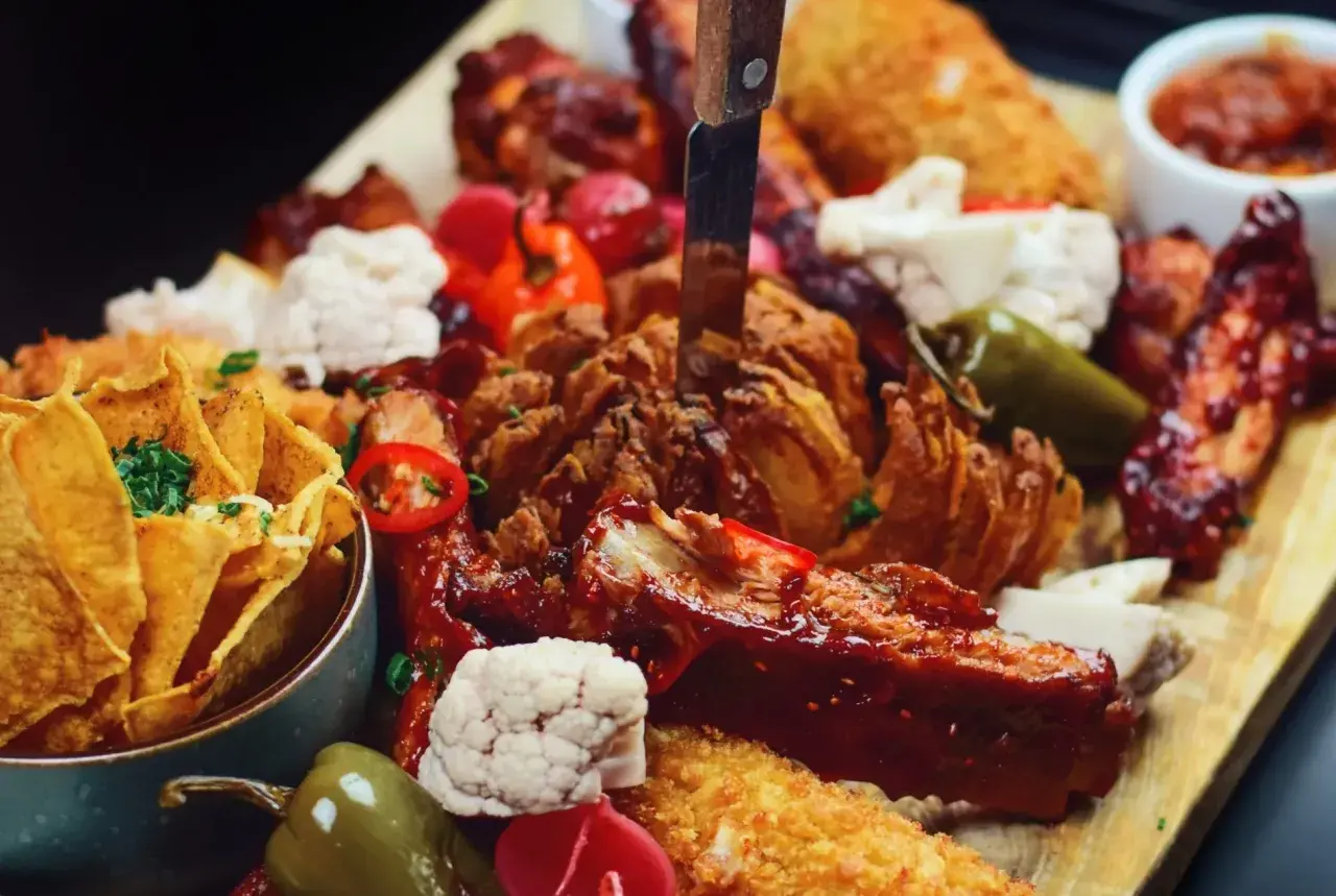 Sopot gdzie zjeść? Ogromna deska przekąsek: żeberka, skrzydełka, nachos, kalafior, papryczki i panierowane kąski. Idealna na wspólne biesiadowanie.