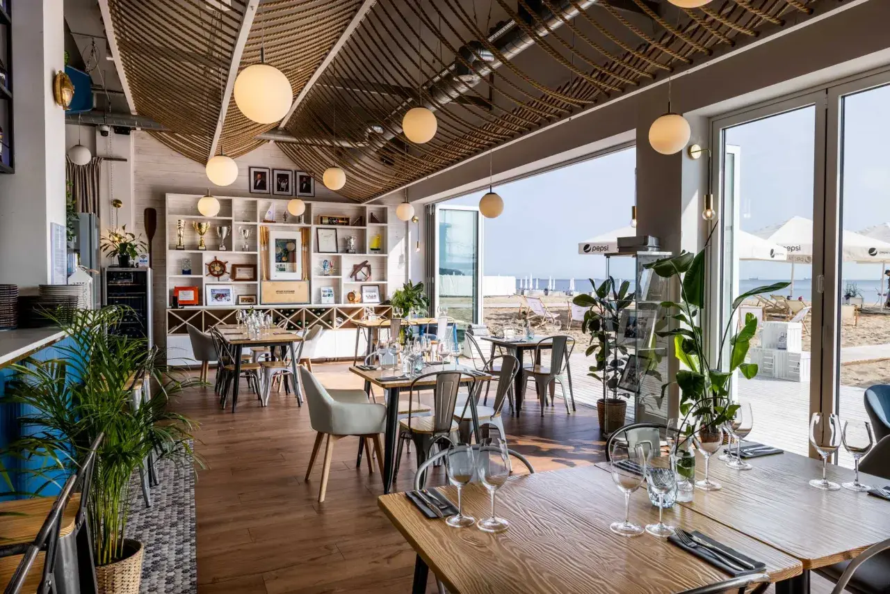 Stylowa restauracja z widokiem na plażę w Sopocie. Gdzie zjeść? To idealne miejsce na posiłek z morską bryzą.