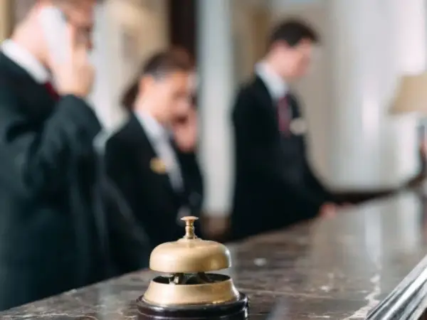 Kto pracuje w hotelu? Od recepcji po dyrektora pełny przewodnik